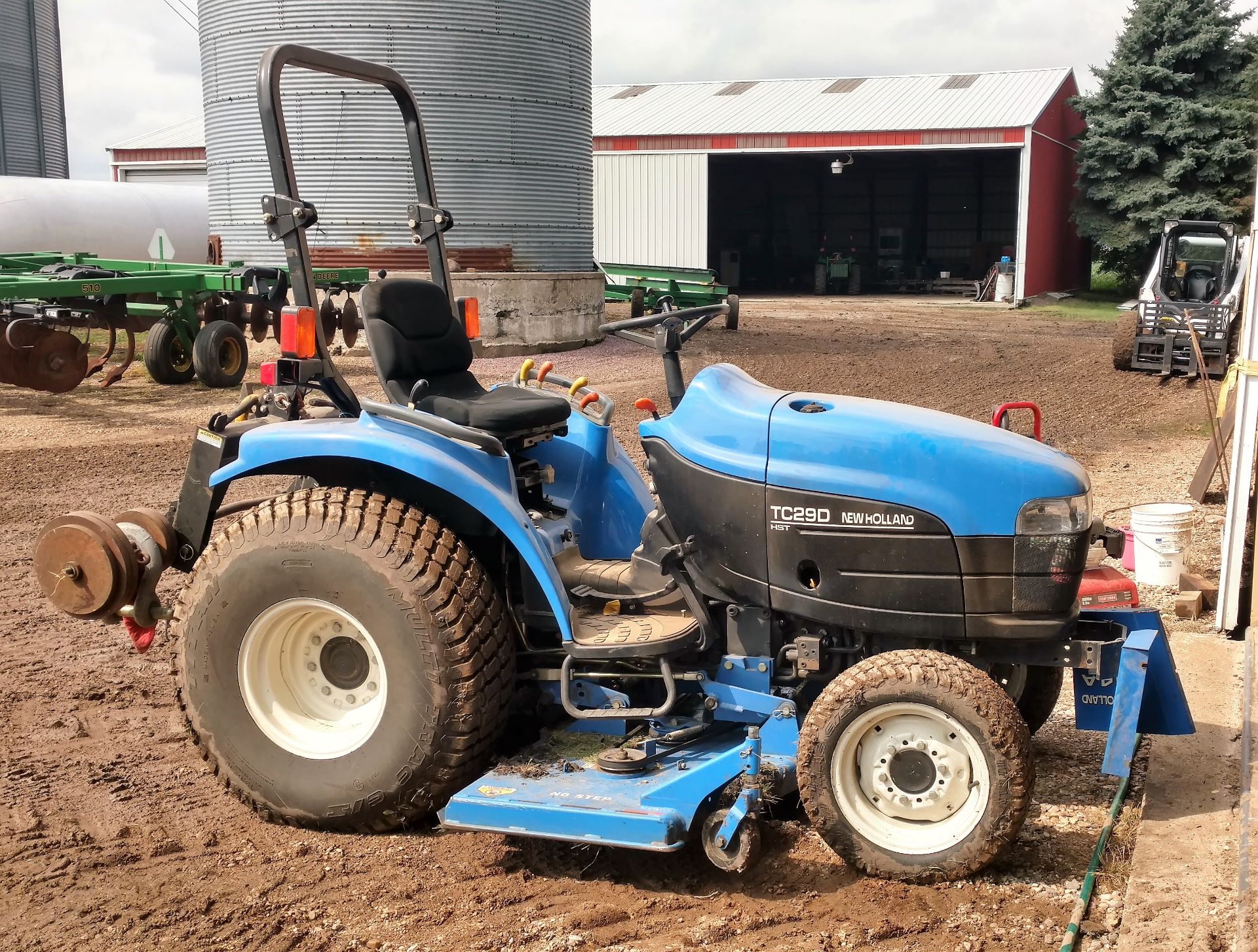 New Holland 2005 TC29D Front Wheel Assist Tractor, with 639 hours, 72" Mower Deck, 3 pt., turf
