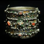 Bracelet berbère à charnière en argent émaillé jaune et vert et incrustations de [...]