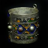 Bracelet berbère à charnière en argent émaillé jaune, vert, bleu et rouge à [...]