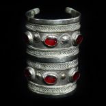 Bracelet manchette en argent et incrustations de verroterie, Turkménistan - [...]