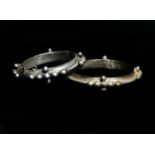 Lot de deux bracelets berbères en argent à décor de boules - Diamètre intérieur [...]