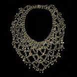 Collier parure d’Afrique du nord en métal et argent à décor de boules et fleurs [...]