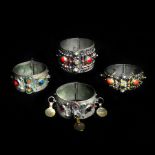 Lot de quatre bracelets berbères à charnière en argent émaillé, incrustations et [...]