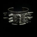 Bracelet de défense d’Afrique du nord en argent à décor ajouré de fleurs et [...]