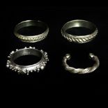 Lot de quatre bracelets berbères en argent et incrustations, Yémen - Diamètre [...]