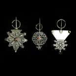 Lot de trois fibules en argent et incrustations de corail rouge, Maroc - Hauteur de [...]