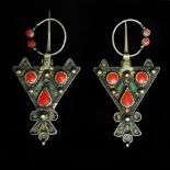 Paire de fibules berbères triangulaires en argent à décor émaillé jaune, vert et [...]