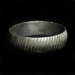 Bracelet berbère en argent à décor de côtes torses - Diamètre intérieur : 6 cm. -