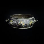 Bracelet berbère en argent gravé de motifs géométriques et émaillé jaune et [...]