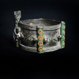 Bracelet berbère à charnière en argent gravé de motifs géométriques et [...]