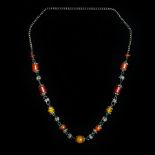 Collier d’Afrique du nord en argent et ambre de différentes nuances - Longueur : [...]