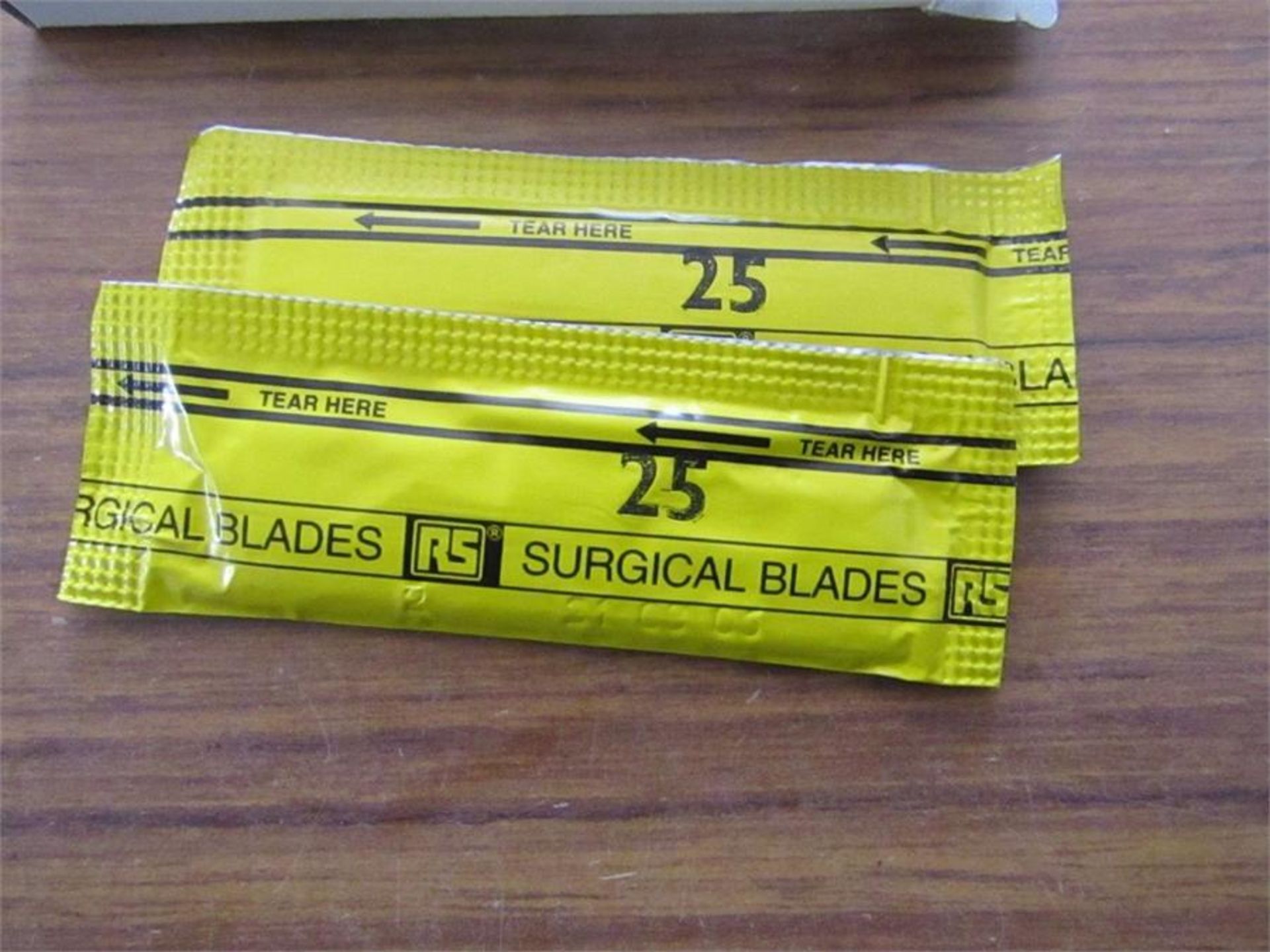 50 x No.25 Diagonal Carbon Steel Scalpel Blades - Image 2 of 2