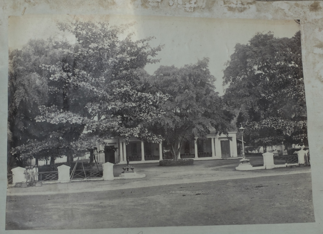 Victorian Album of 100 Albumen Prints of mainly Hong Kong and Java signed by Floyd-Dutton-Miller. - Bild 50 aus 98