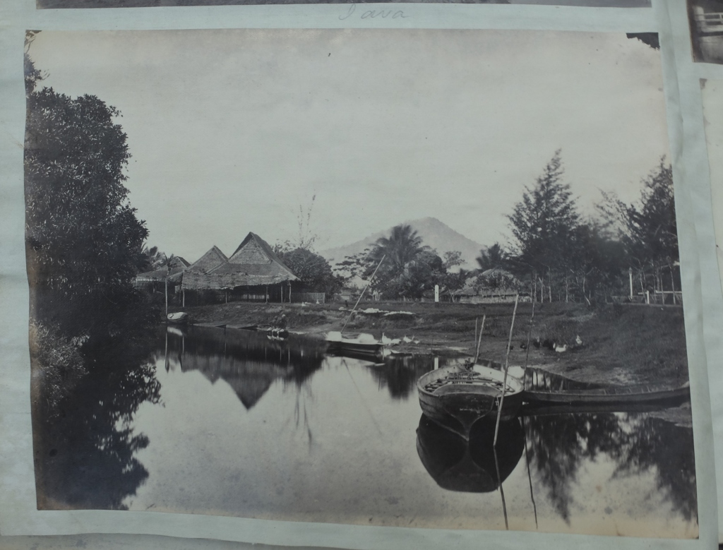 Victorian Album of 100 Albumen Prints of mainly Hong Kong and Java signed by Floyd-Dutton-Miller. - Bild 62 aus 98