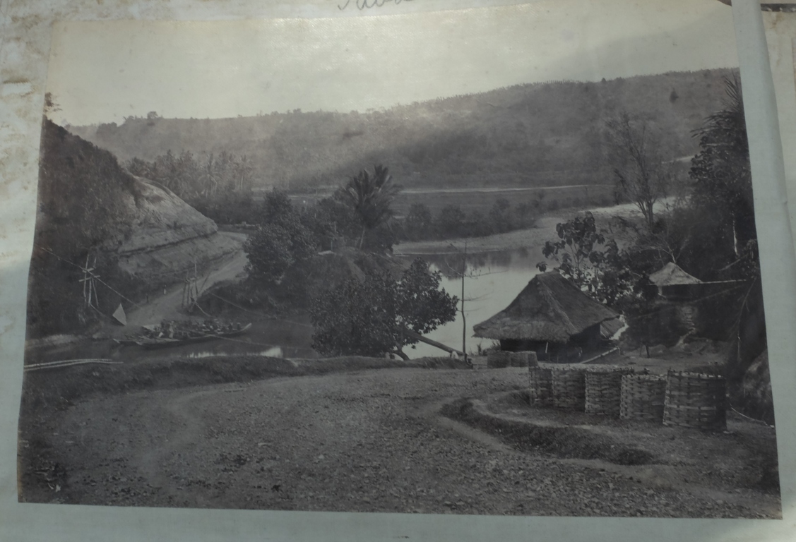 Victorian Album of 100 Albumen Prints of mainly Hong Kong and Java signed by Floyd-Dutton-Miller. - Bild 52 aus 98