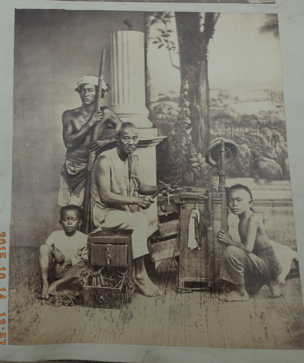 Victorian Album of 100 Albumen Prints of mainly Hong Kong and Java signed by Floyd-Dutton-Miller. - Bild 89 aus 98