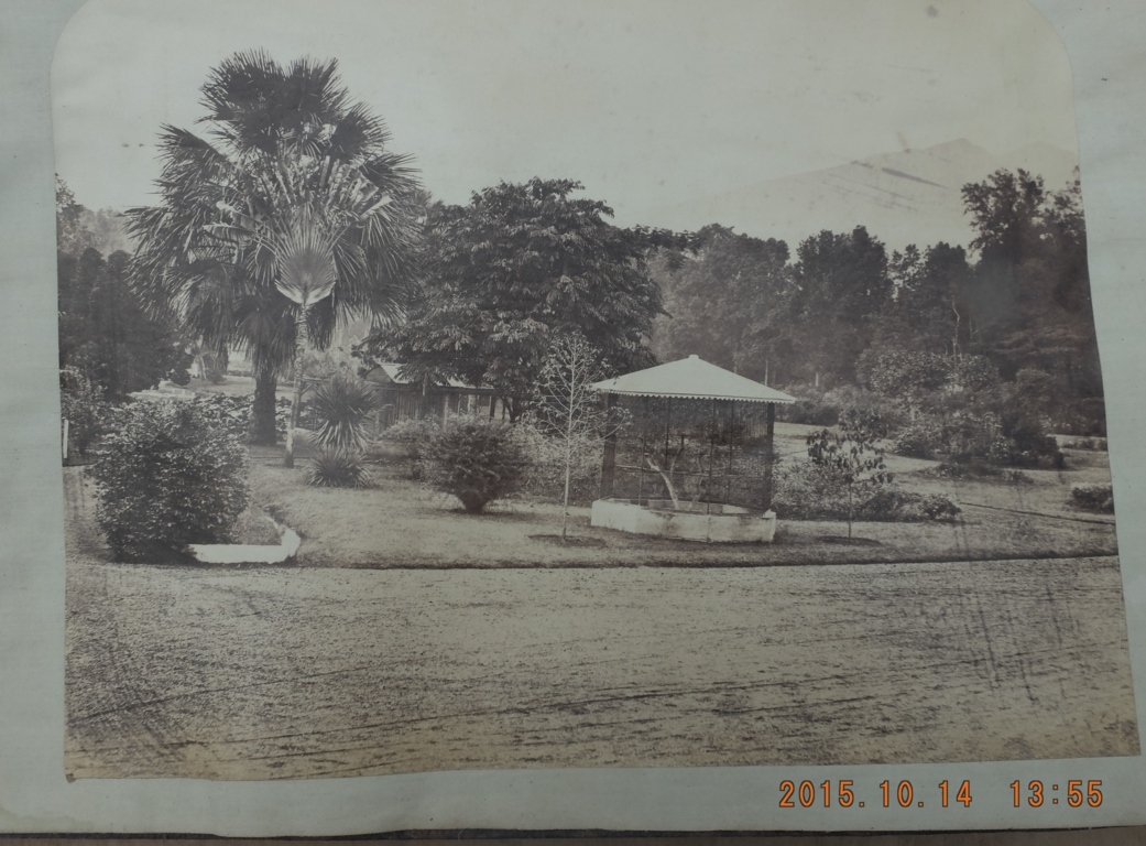 Victorian Album of 100 Albumen Prints of mainly Hong Kong and Java signed by Floyd-Dutton-Miller. - Bild 81 aus 98