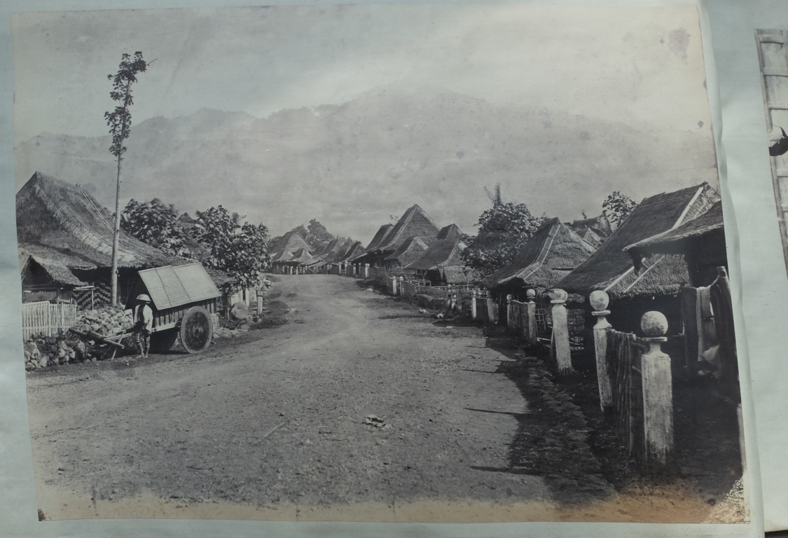 Victorian Album of 100 Albumen Prints of mainly Hong Kong and Java signed by Floyd-Dutton-Miller. - Bild 66 aus 98