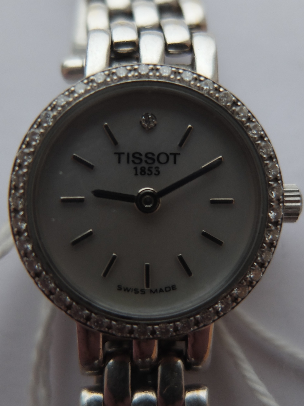 Ladies 18ct White Gold Tissot Quartz Watch with MOP Face - 12 o'clock diamond and a Diamond Bezel. - Image 2 of 4