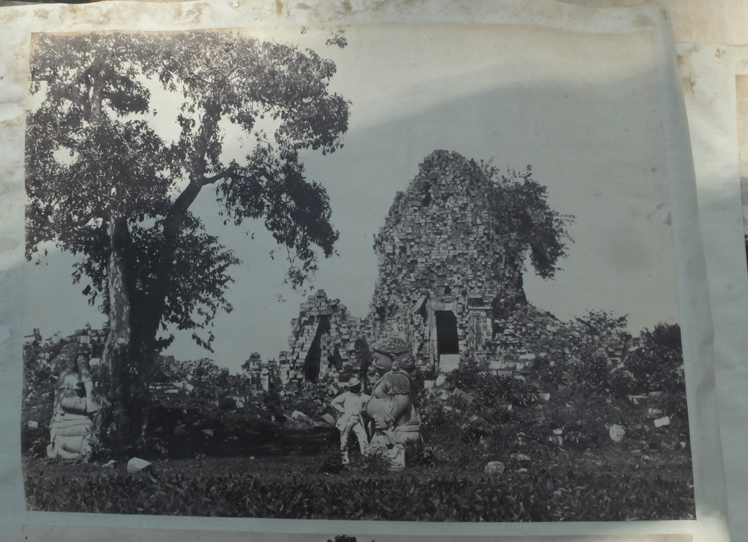 Victorian Album of 100 Albumen Prints of mainly Hong Kong and Java signed by Floyd-Dutton-Miller. - Bild 56 aus 98