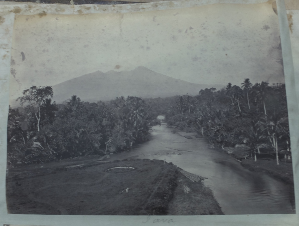 Victorian Album of 100 Albumen Prints of mainly Hong Kong and Java signed by Floyd-Dutton-Miller. - Bild 61 aus 98