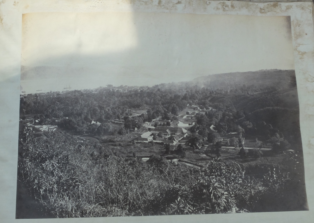 Victorian Album of 100 Albumen Prints of mainly Hong Kong and Java signed by Floyd-Dutton-Miller. - Bild 58 aus 98