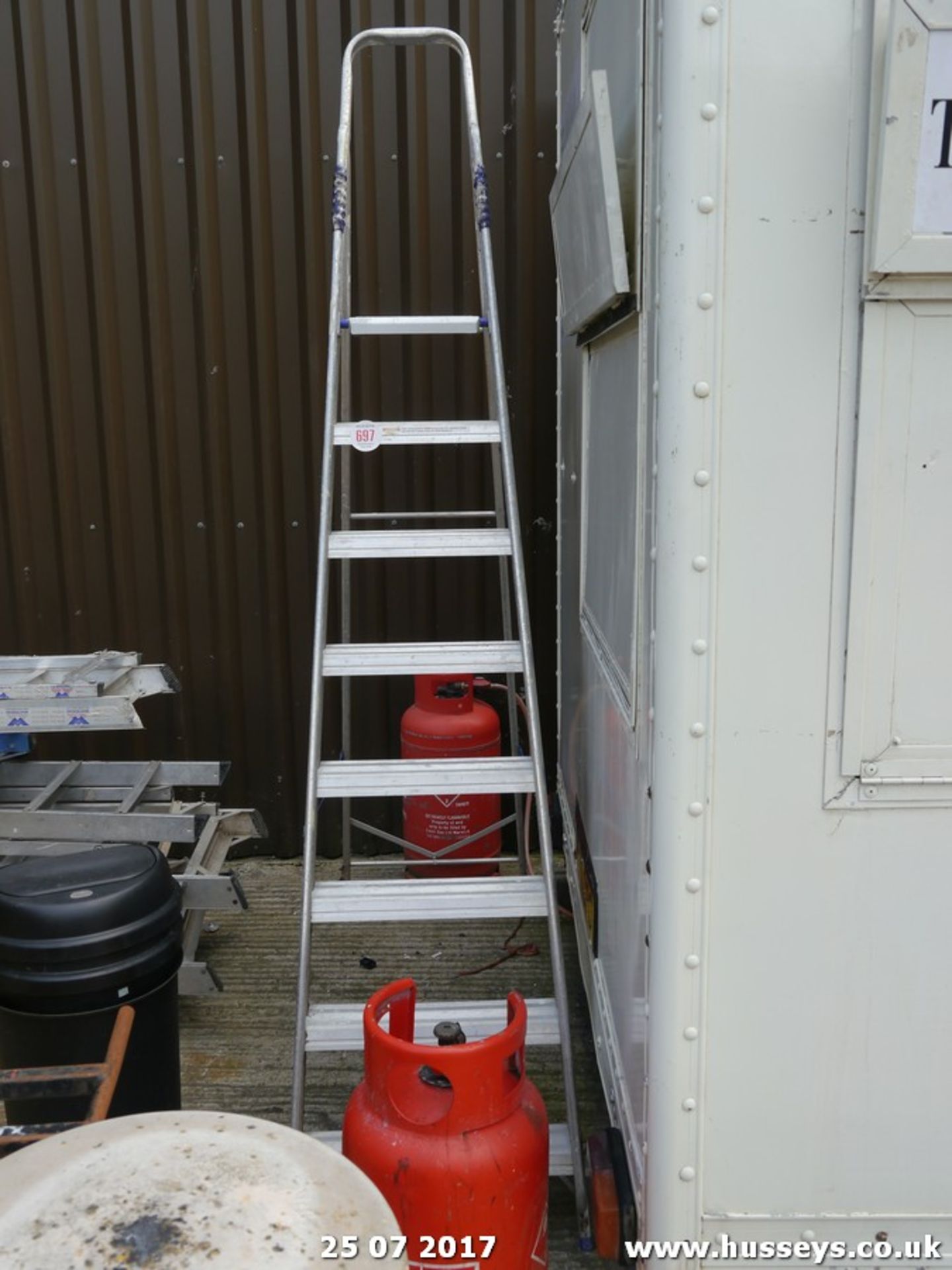 STEP LADDER