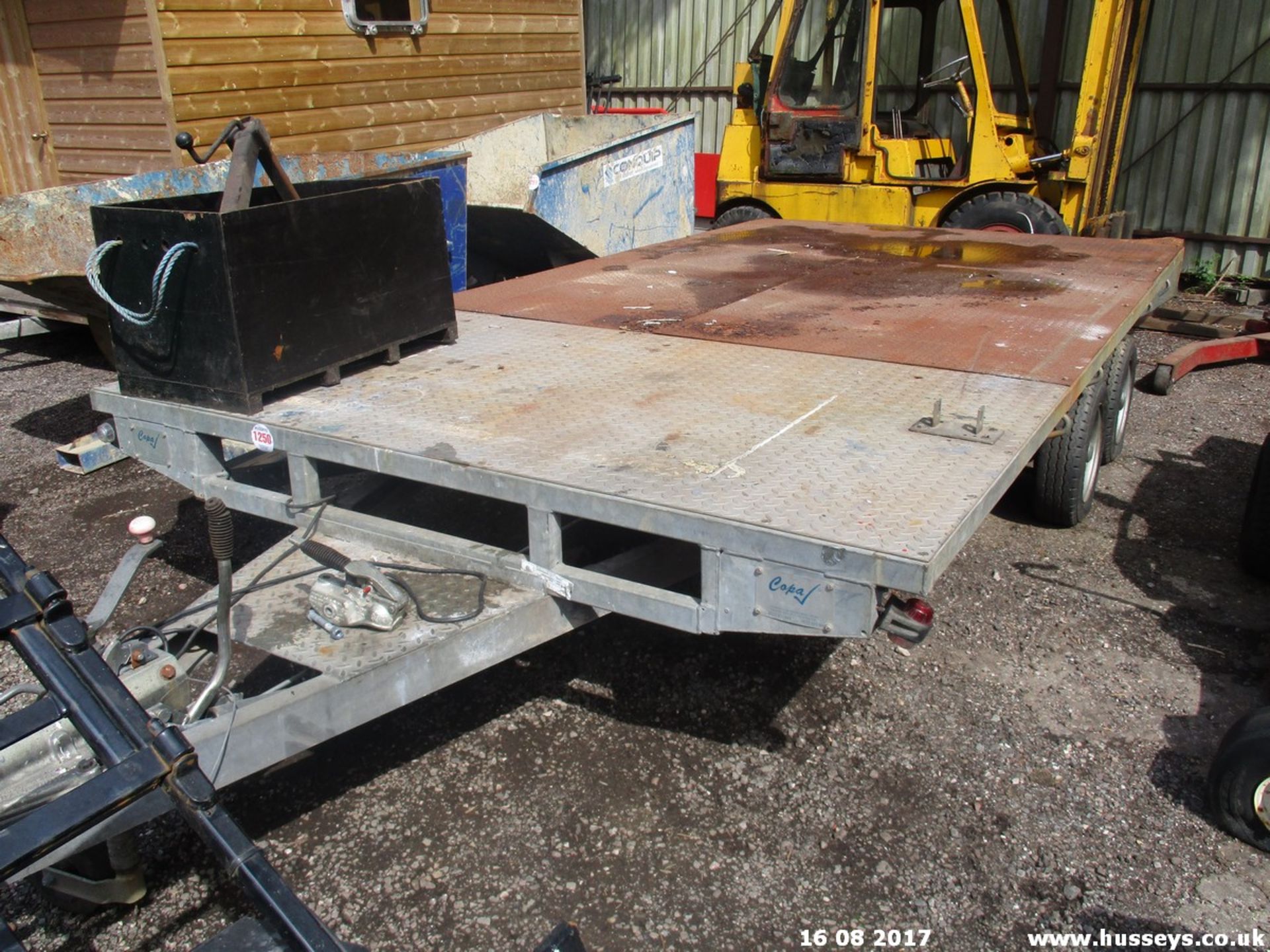 LIZARD TWIN AXLE FLAT BED TRAILER AND BOX OF FEET - Image 3 of 3