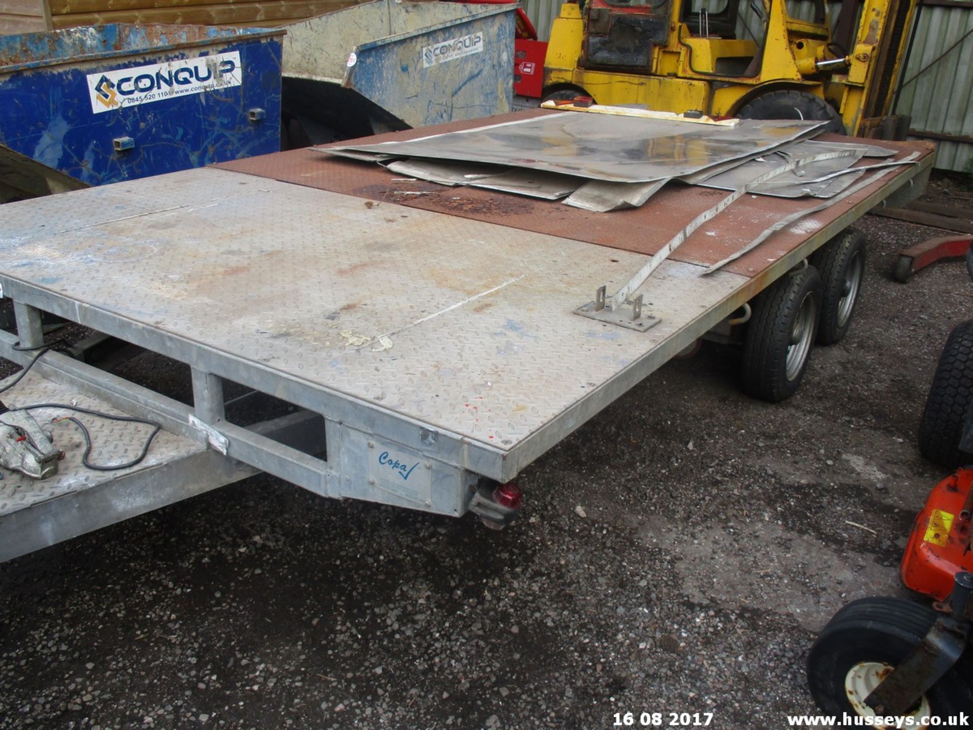 LIZARD TWIN AXLE FLAT BED TRAILER AND BOX OF FEET - Image 2 of 3