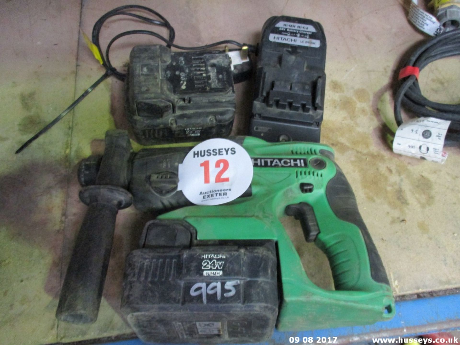 CORDLESS HITACHI HAMMER DRILL C/W 2 BATTERIES & CHARGER