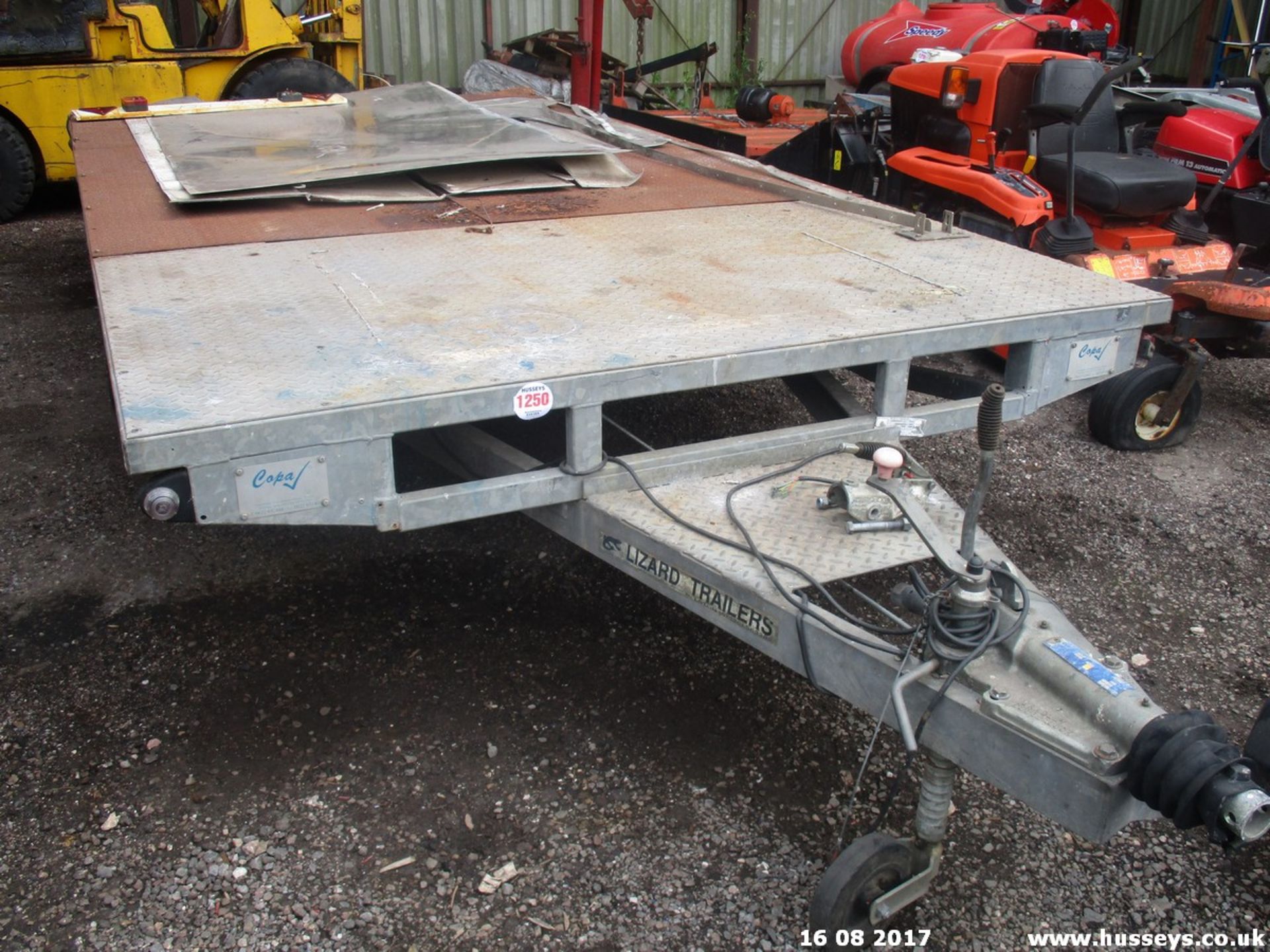 LIZARD TWIN AXLE FLAT BED TRAILER AND BOX OF FEET