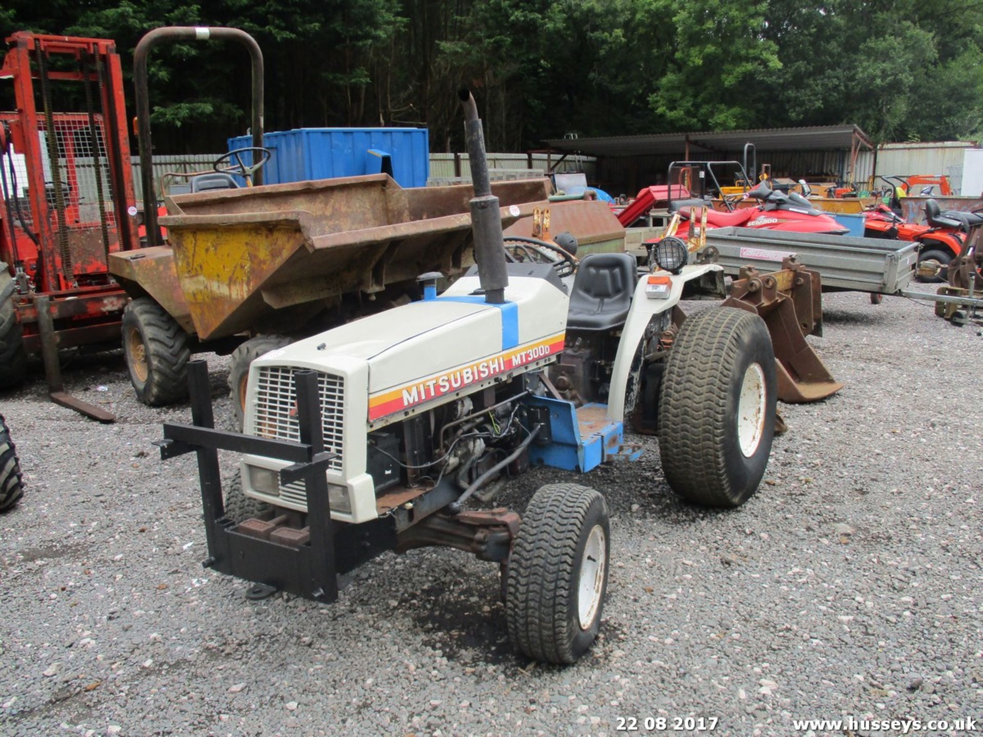 MITSUBISHI MT300D COMPACT TRACTOR SHOWING 2810HRS, C/W KEY, STARTS RUNS DRIVES - Bild 2 aus 3