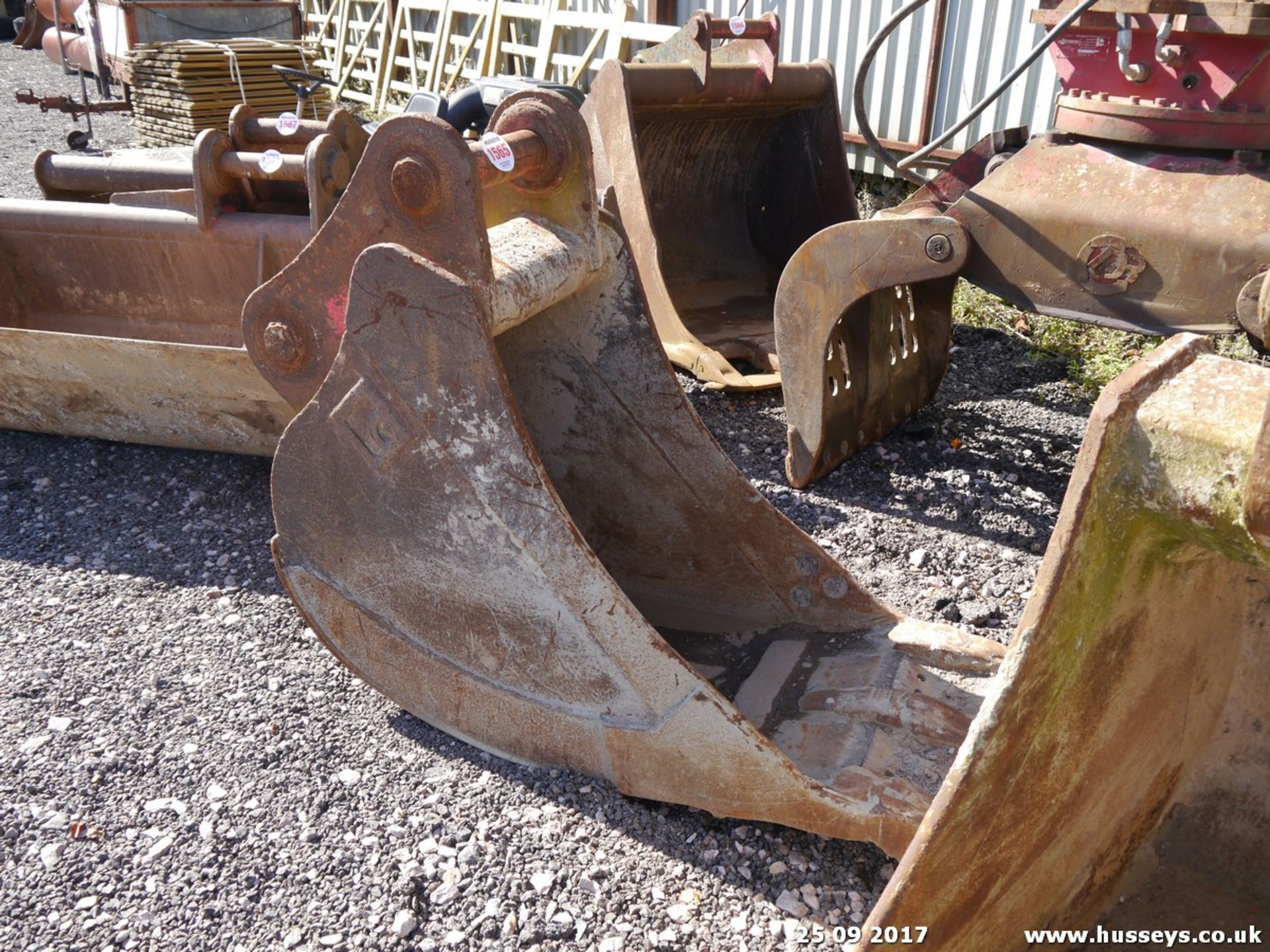 20T 2' EXCAVATOR BUCKET BLADED 450MM PIN CENTRE, 80MM PIN SIZE, 300MM HITCH WIDTH