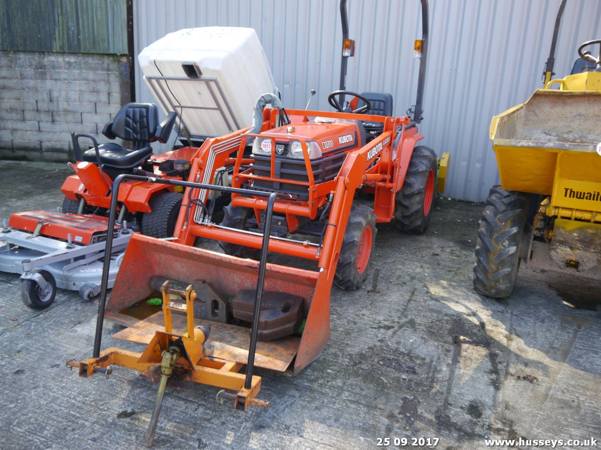 KUBOTA B1700 COMPACT C/W LA301 LOADER EABE FLAIL & LOGSPLITTER 368 HRS & GRASS TYRES