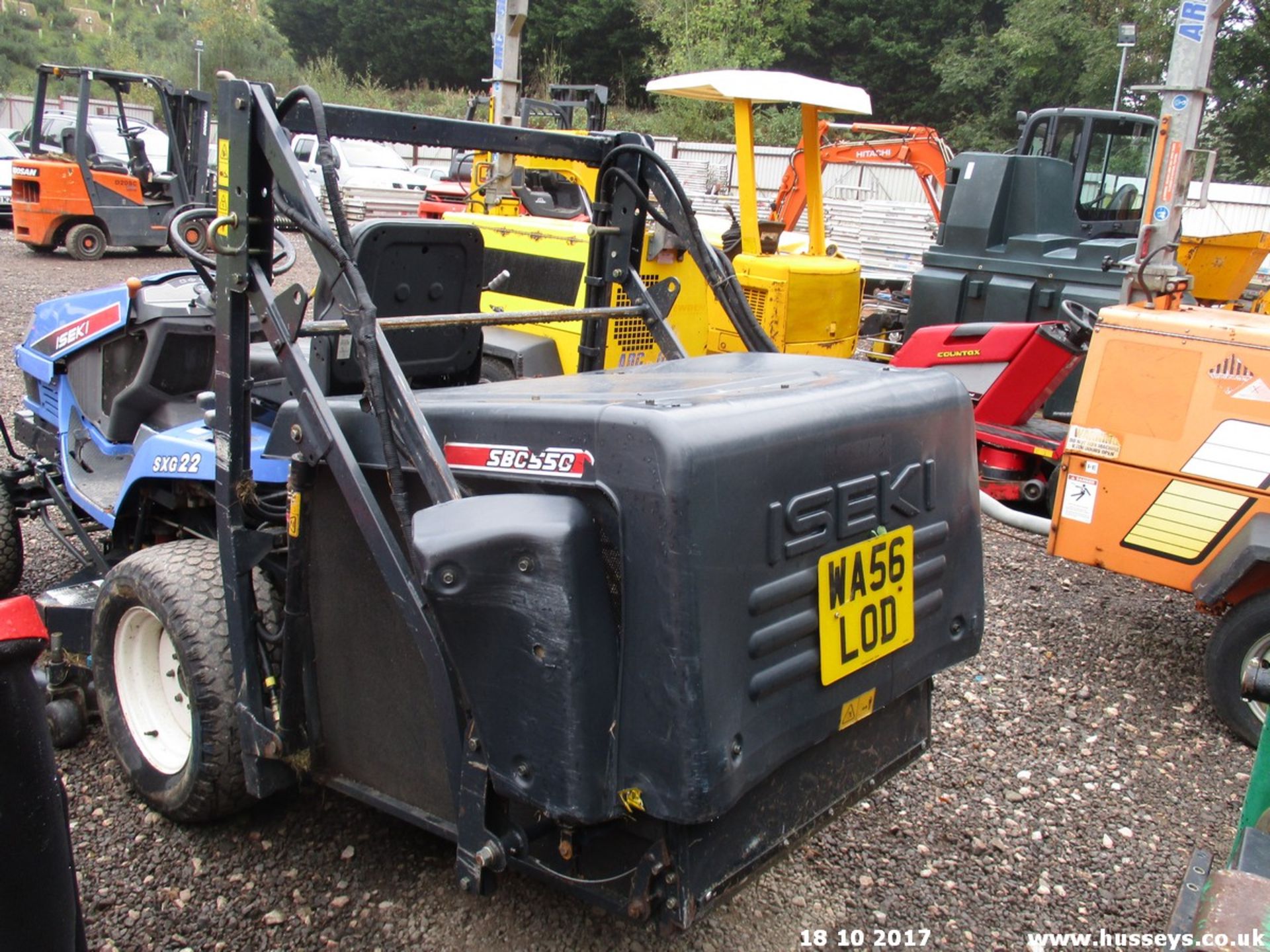 ISEKI SXG 22H COMPACT FITTED MID MOUNTED MOWER & HI-TIP COLLECTOR RUNS, DRIVES & CUTS - Image 3 of 4