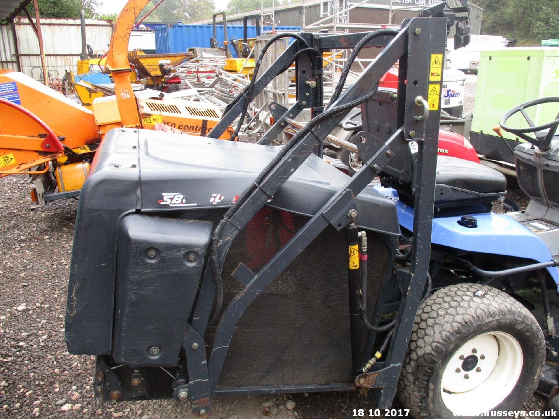 ISEKI SXG 22H COMPACT FITTED MID MOUNTED MOWER & HI-TIP COLLECTOR RUNS, DRIVES & CUTS - Image 2 of 4