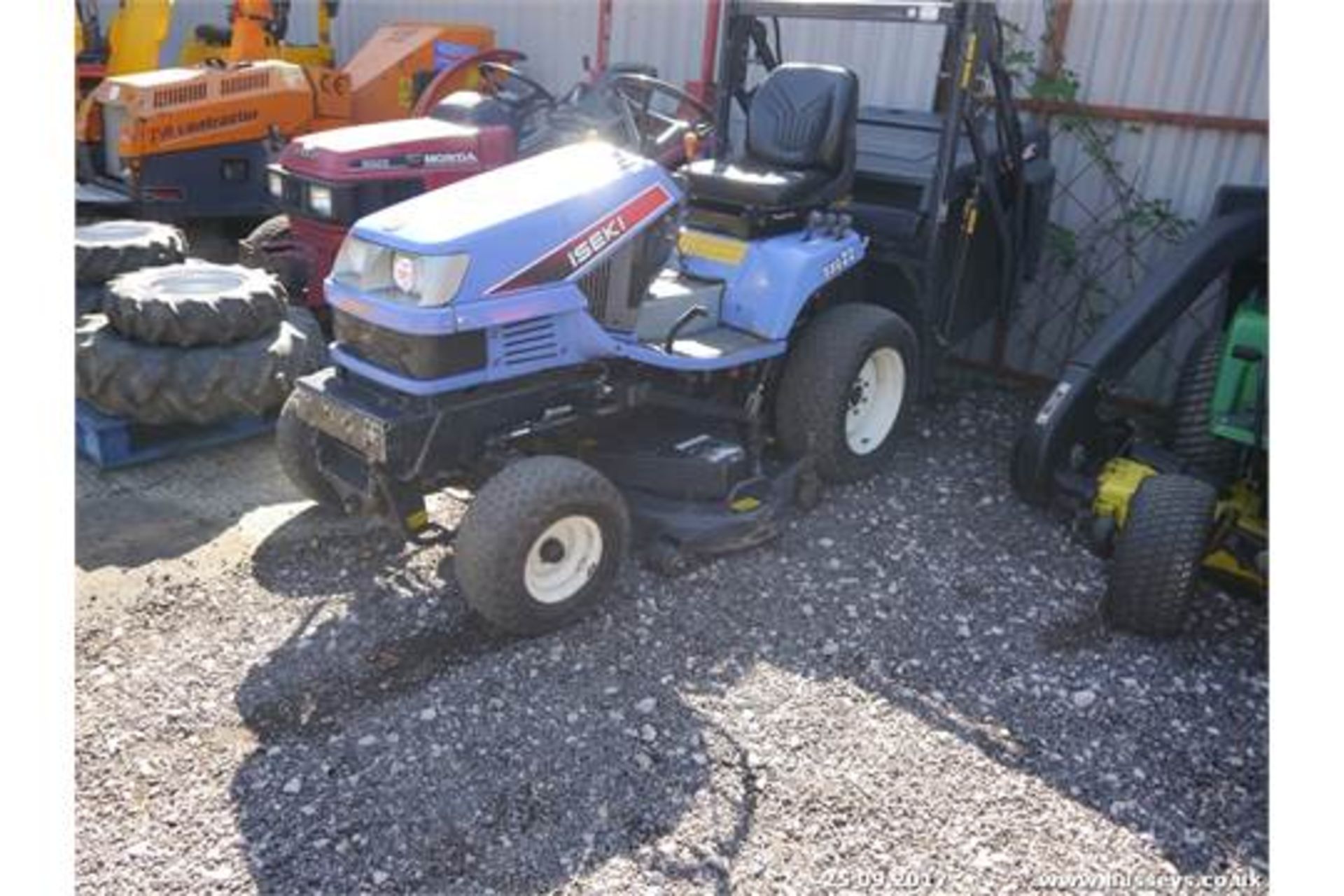 ISEKI SXG 22H COMPACT FITTED MID MOUNTED MOWER & HI-TIP COLLECTOR RUNS, DRIVES & CUTS - Image 4 of 4