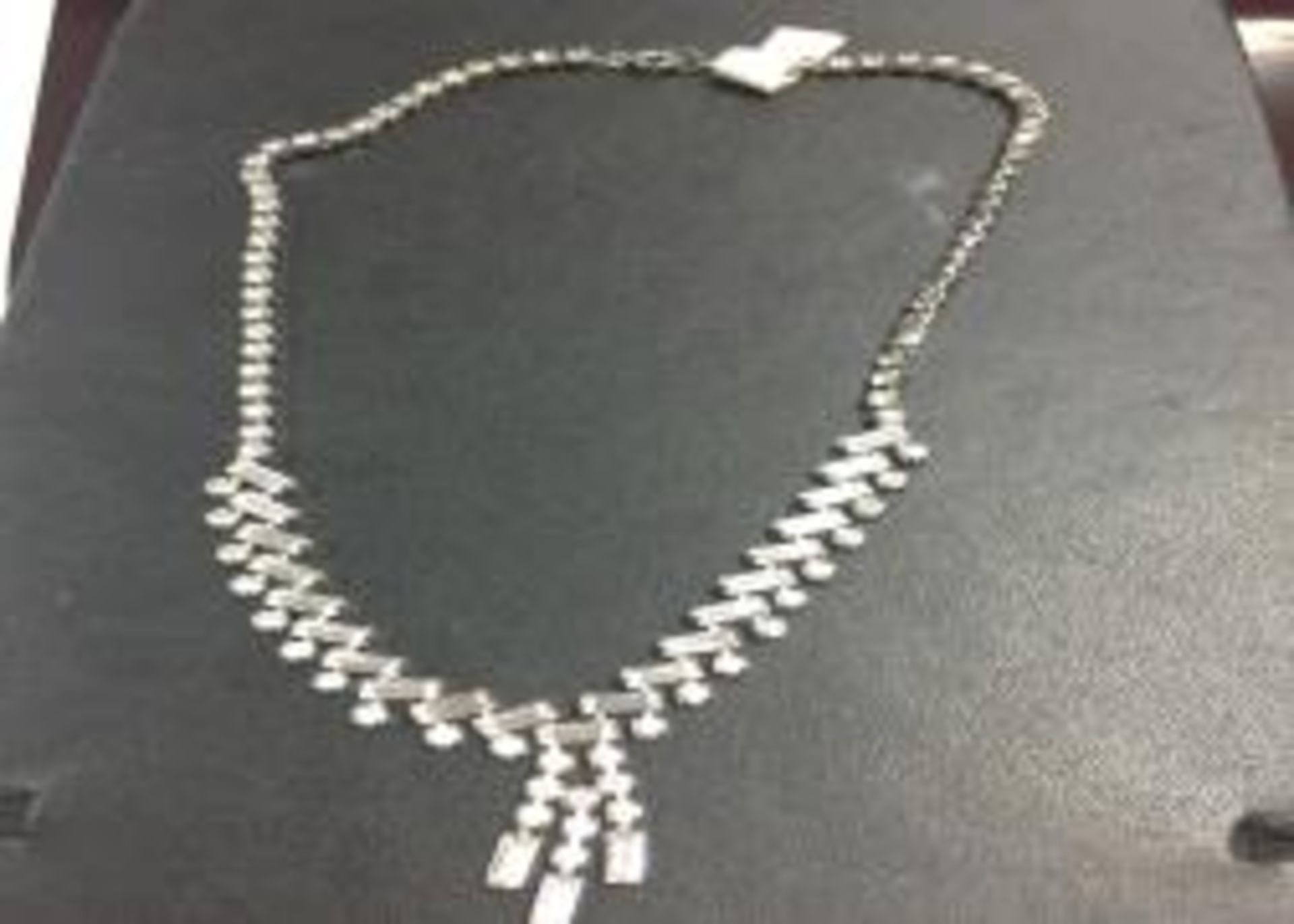 Silver necklace set with clear stones (15.9g)