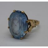 A yellow metal and blue stone ring, 5.