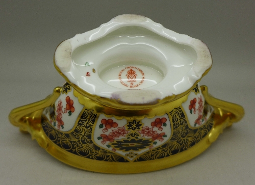 A Royal Crown Derby 1128 pattern two handled urn with lid, width 17. - Image 4 of 4