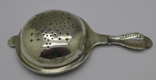 A white metal tea strainer - Image 2 of 2