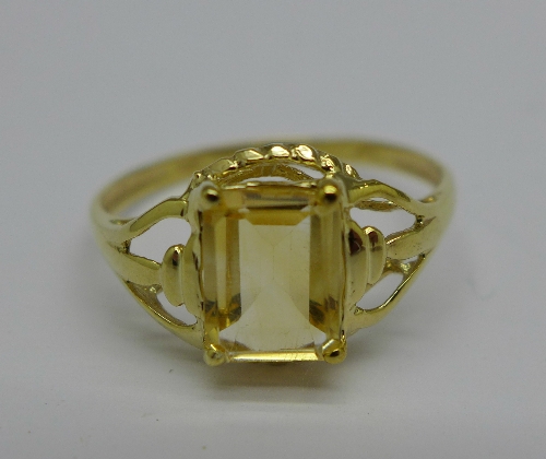 A 9ct gold and citrine ring, 1.