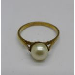 A 9ct gold and pearl ring, 1.