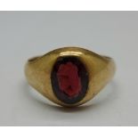 A 9ct gold and garnet ring, 4.