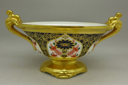 A Royal Crown Derby 1128 pattern two handled urn with lid, width 17. - Image 3 of 4