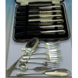 Five silver cake forks, two silver spoons, two silver spreaders, 157g,