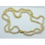 A faux pearl necklace with a 9ct gold clasp