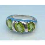 A 9ct white gold and green stone ring 4.