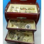 A jewellery box and contents, total weight 1.