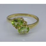 A 9ct gold and peridot ring, 1.